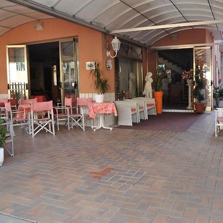 Hotel Peonia Rímini Exterior foto